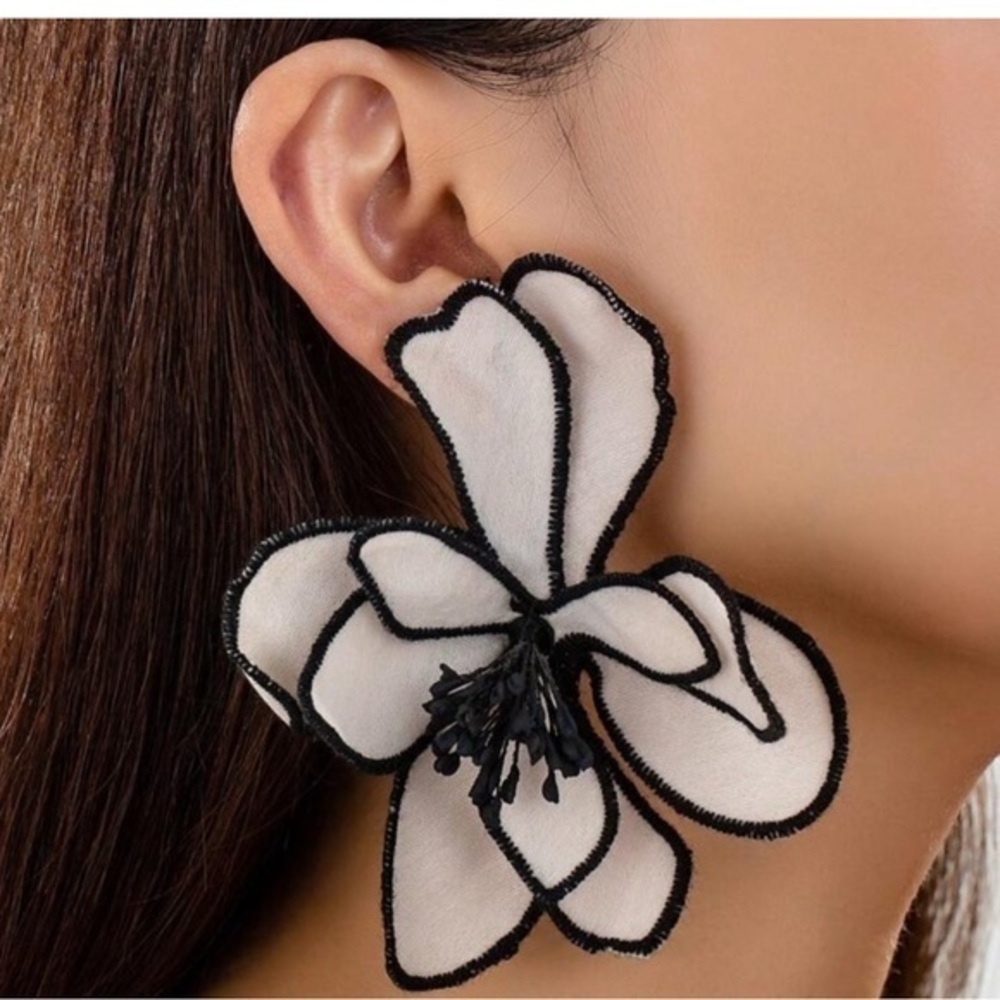 ✨NEW Black & White Floral Geometric Earrings